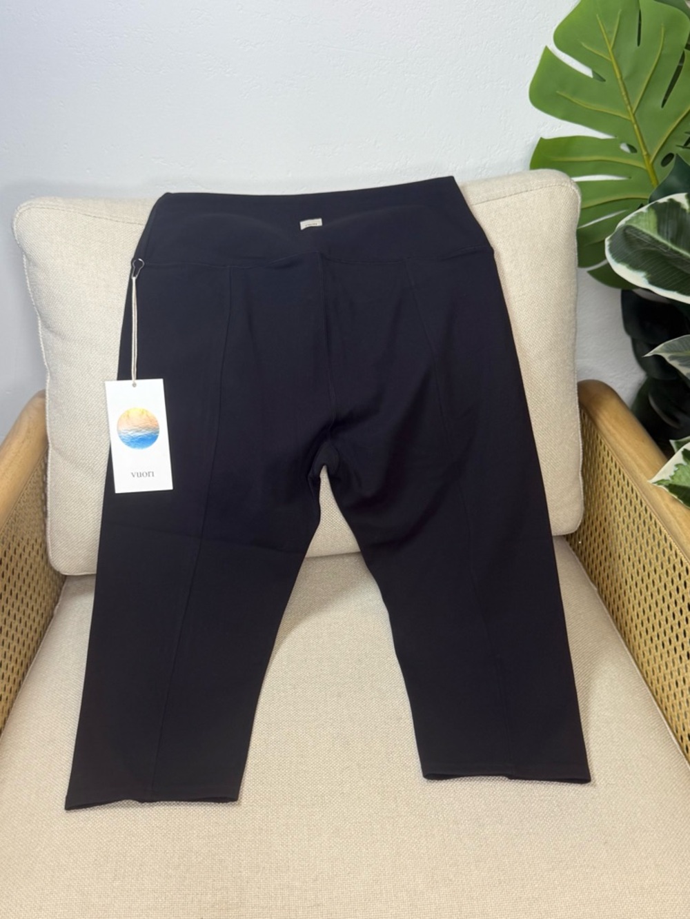 NWT Vuori AllTheFeels Shirred Crop Capri Size medium - Picture 5 of 8